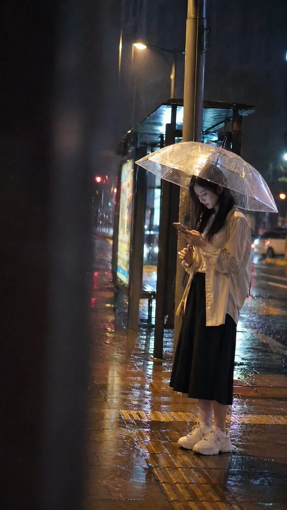 雨夜公交站抓拍：把 AI 味去掉