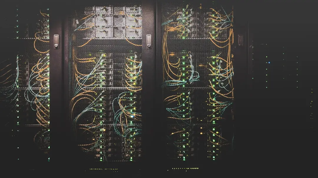 黑色背景上懸浮的半透明數據層,代表信息的分級與結構